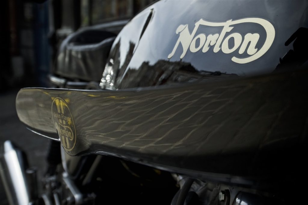 Norton Commando racer, à vendre chez Legend Motors Lille.