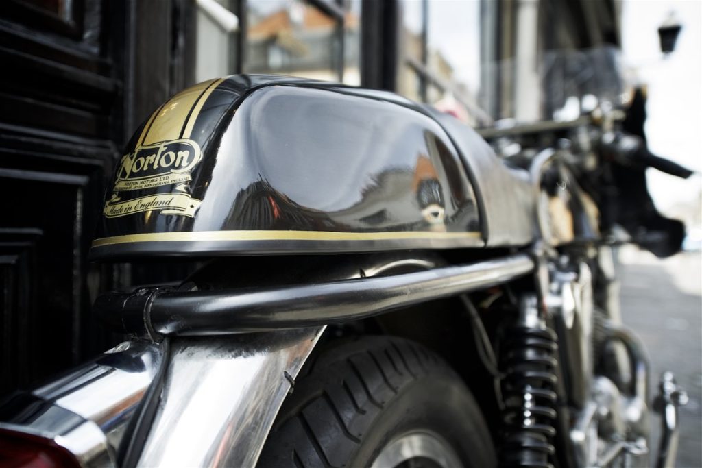 Norton Commando racer, à vendre chez Legend Motors Lille.