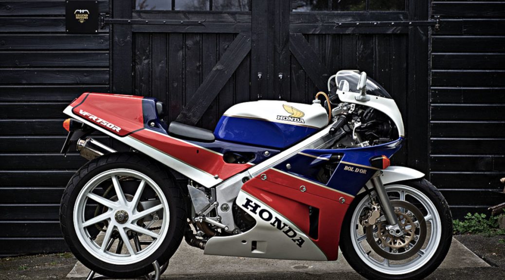 Une Honda RC30, à vendre chez Legend Motors Lille.
